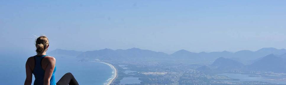 No alto da Pedra da Gavea, no Rio de Janeiro, admirando a vista da Barra da Tijuca